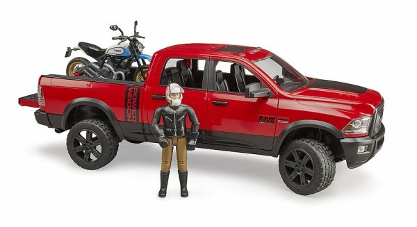 RAM 2500 Power Wagon – Pick-UP mit Scrambler Ducati Desert Sled u. Fahrer